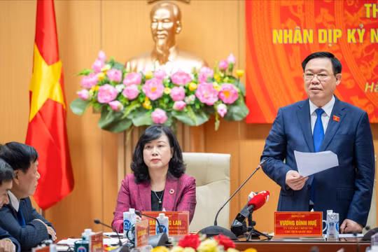 Chủ tịch Quốc hội đề nghị ngành y tế nghiên cứu, đề xuất chế độ, chính sách đãi ngộ phù hợp cho cán bộ y tế trong tổng thể cải cách chính sách tiền lương.