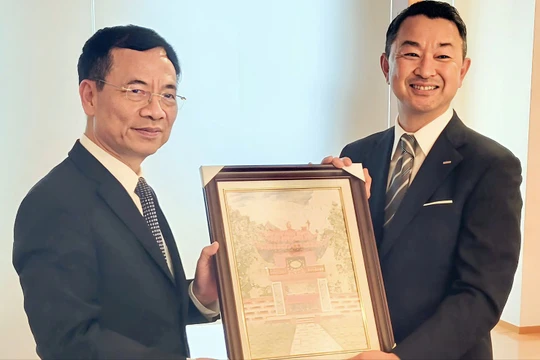 Bộ trưởng Nguyễn Mạnh Hùng và Chủ tịch kiêm Tổng Giám đốc Tập đoàn NTT Docomo.