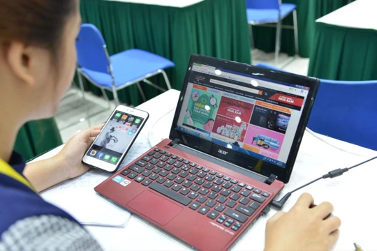 Ngoài kinh doanh trực tiếp tại cửa hàng, nhiều nhà bán lẻ còn sử dụng cùng lúc các hình thức khác như bán hàng trên sàn thương mại điện tử, mạng xã hội.