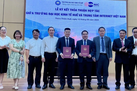 Ông Nguyễn Hồng Thắng, Giám đốc VNNIC và ông Trương Tấn Quân, Hiệu trưởng HCE ký kết thỏa thuận hợp tác