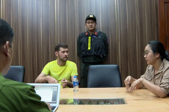 Cơ quan điều tra làm việc với các đối tượng liên quan - Ảnh: Bộ Công an