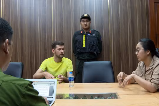 Cơ quan điều tra làm việc với các đối tượng liên quan - Ảnh: Bộ Công an