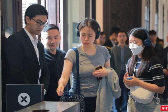 Khách tham quan có thể chủ động mua vé trực tuyến từ bất kỳ nơi đâu và tự soát vé bằng nhiều phương thức một cách nhanh gọn và dễ dàng. 