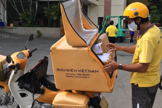 Các yếu tố ảnh hưởng đến quyết định lựa chọn đơn vị vận chuyển là giá cả, chất lượng giao nhận, thời gian giao hàng, thái độ shipper và chăm sóc khách hàng.