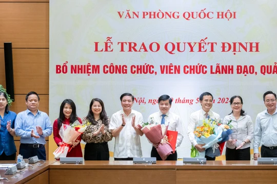 Tổng Thư ký Quốc hội, Chủ nhiệm Văn phòng Quốc hội Bùi Văn Cường và Phó chủ nhiệm Ủy ban Pháp luật Trần Hồng Nguyên, lãnh đạo Văn phòng Quốc hội, Đài Tiếng nói Việt Nam chúc mừng các cán bộ nhận quyết định bổ nhiệm.