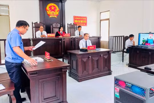 Đại diện VKSND trình bày quan điểm tại phiên tòa trực tuyến. Ảnh minh hoạ.