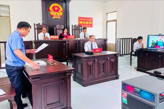 Đại diện VKSND trình bày quan điểm tại phiên tòa trực tuyến. Ảnh minh hoạ.