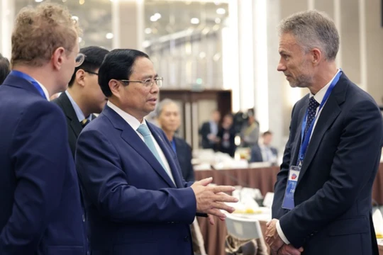 Thủ tướng trao đổi với đại diện doanh nghiệp tham dự tọa đàm.