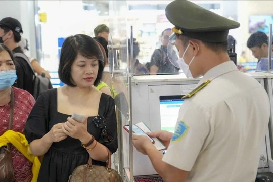 Hành khách sử dụng mã VNeID để làm thủ tục lên máy bay.