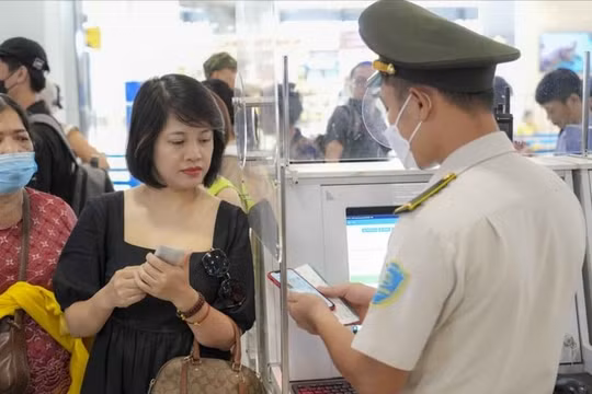 Hành khách sử dụng mã VNeID để làm thủ tục lên máy bay.