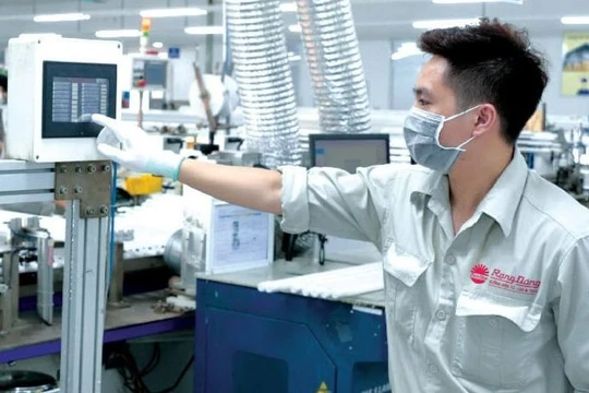 Rạng Đông ứng dụng công nghệ số vào sản xuất.