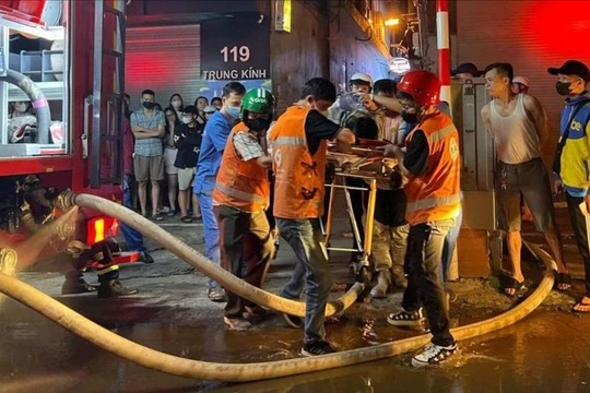 Lực lượng cứu hộ cứu nạn đưa nạn nhân rời hiện trường.