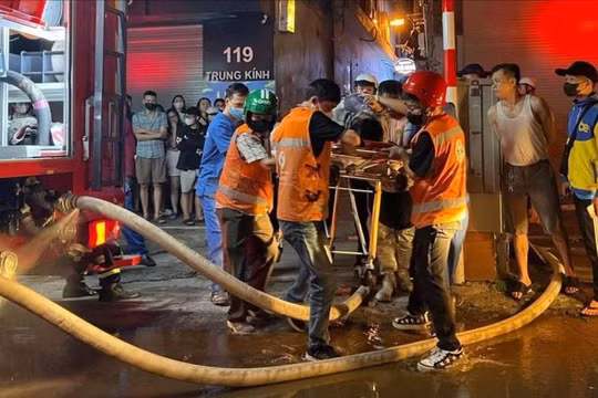 Lực lượng cứu hộ cứu nạn đưa nạn nhân rời hiện trường.