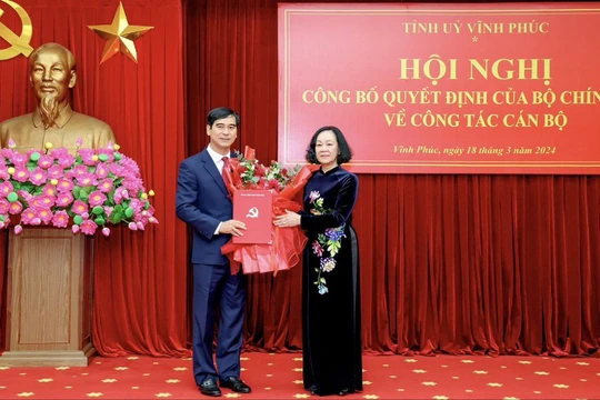 Bà Trương Thị Mai (trái), Trưởng Ban Tổ chức Trung ương, trao Quyết định của Bộ Chính trị về việc chỉ định ông Dương Văn An, Uỷ viên Ban chấp hành Trung ương Đảng khóa XIII, giữ chức Bí thư Tỉnh ủy Vĩnh Phúc nhiệm kỳ 2020 - 2025.
