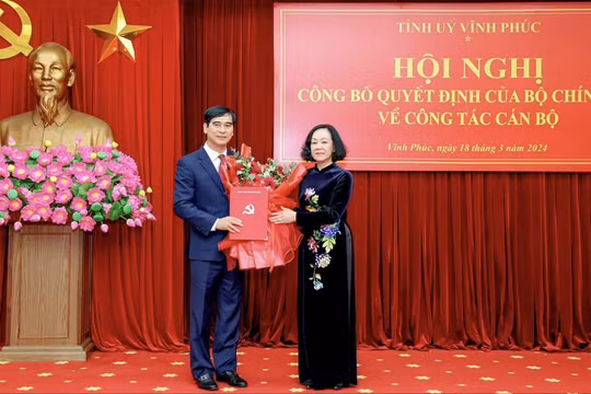 Bà Trương Thị Mai (trái), Trưởng Ban Tổ chức Trung ương, trao Quyết định của Bộ Chính trị về việc chỉ định ông Dương Văn An, Uỷ viên Ban chấp hành Trung ương Đảng khóa XIII, giữ chức Bí thư Tỉnh ủy Vĩnh Phúc nhiệm kỳ 2020 - 2025.