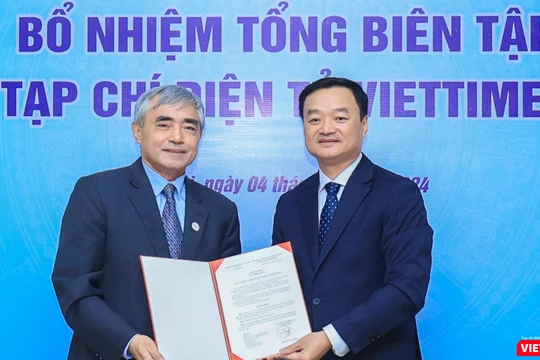 Chủ tịch Nguyễn Minh Hồng trao quyết định bổ nhiệm Tổng biên tập Tạp chí điện tử VietTimes cho nhà báo Nguyễn Bá Kiên.