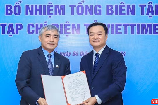 Chủ tịch Nguyễn Minh Hồng trao quyết định bổ nhiệm Tổng biên tập Tạp chí điện tử VietTimes cho nhà báo Nguyễn Bá Kiên.