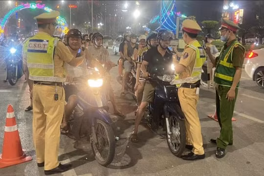 Lực lượng CSGT kiểm tra, xử lý vi phạm nồng độ cồn.