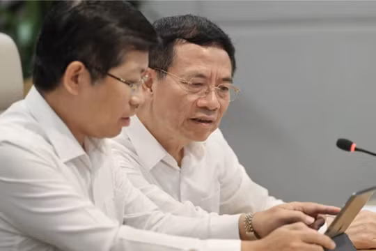 Bộ trưởng Nguyễn Mạnh Hùng và Cục trưởng Cục Báo chí Lưu Đình Phúc sử dụng hệ thống trợ lý ảo của Cục Báo chí.