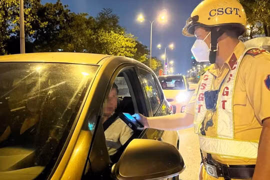 CSGT kiểm tra nồng độ cồn người điểu khiển phương tiện giao thông.