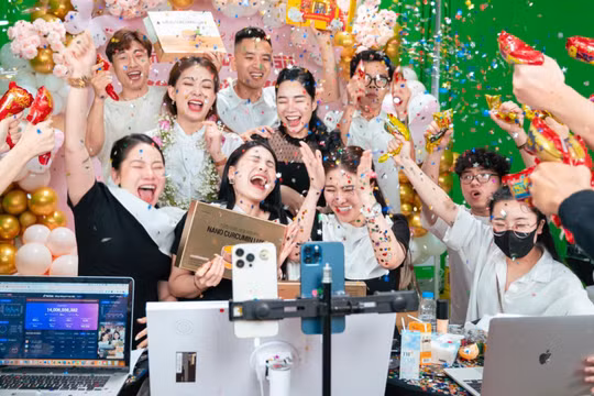 Chiến thần livestream phải nộp thuế thế nào sau những phiên doanh thu trăm tỷ?