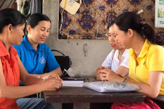 Đoàn viên, thanh niên vận động người dân tham gia bảo hiểm xã hội, bảo hiểm y tế