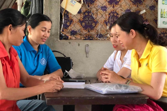Đoàn viên, thanh niên vận động người dân tham gia bảo hiểm xã hội, bảo hiểm y tế