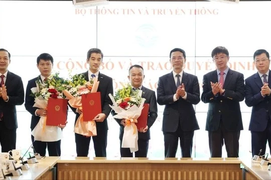 Lãnh đạo Bộ TT&TT chúc mừng các cán bộ được trao quyết định