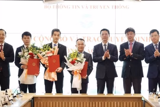 Lãnh đạo Bộ TT&TT chúc mừng các cán bộ được trao quyết định