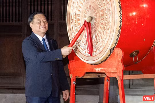 Ông Nguyễn Trọng Nghĩa đánh trống khai mạc Ngày Sách và Văn hóa đọc Việt Nam lần thứ ba năm 2024.