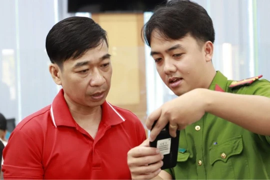 Người dân lựa chọn nhận phiếu lý lịch tư pháp bản điện tử trên ứng dụng VNeID hoặc bản giấy mà không cần đến cơ quan chức năng như trước.