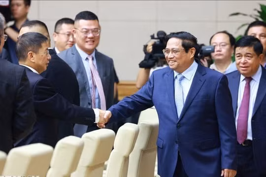 Thủ tướng Chính phủ Phạm Minh Chính với đại diện các doanh nghiệp Trung Quốc.