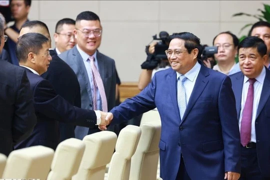 Thủ tướng Chính phủ Phạm Minh Chính với đại diện các doanh nghiệp Trung Quốc.