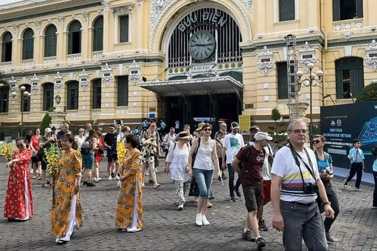 Doanh thu từ hoạt động du lịch Tết Nguyên đán 2024 ước đạt khoảng 6.550 tỉ đồng, tăng 4% so với cùng kỳ năm trước.