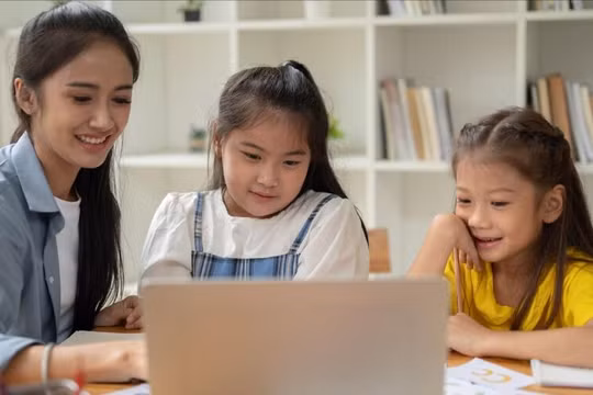 Bộ Chính trị ban hành Nghị quyết 71-NQ/TW, xác định giáo dục là quốc sách hàng đầu.