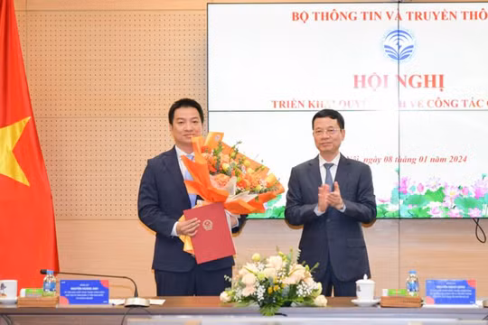 Bộ trưởng Nguyễn Mạnh Hùng trao Quyết định bổ nhiệm Phó Cục trưởng và giao quyền Cục trưởng Cục Chuyển đổi số quốc gia cho ông Hồ Đức Thắng - Giám đốc Trung tâm Thông tin (Ủy ban Quản lý vốn nhà nước tại doanh nghiệp).