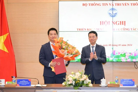 Bộ trưởng Nguyễn Mạnh Hùng trao Quyết định bổ nhiệm Phó Cục trưởng và giao quyền Cục trưởng Cục Chuyển đổi số quốc gia cho ông Hồ Đức Thắng - Giám đốc Trung tâm Thông tin (Ủy ban Quản lý vốn nhà nước tại doanh nghiệp).