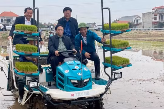 Thủ tướng trực tiếp ngồi máy cấy điều khiển cấy lúa trên cánh đồng.