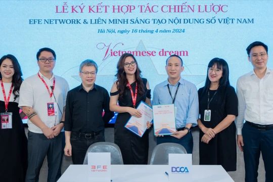 Ông Tạ Mạnh Hoàng - Chủ tịch DCCA (bên phải) và bà Nguyễn Thu Hằng - Giám đốc chiến lược EFE Media ký kết thỏa thuận hợp tác chiến lược.