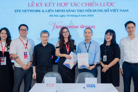 Ông Tạ Mạnh Hoàng - Chủ tịch DCCA (bên phải) và bà Nguyễn Thu Hằng - Giám đốc chiến lược EFE Media ký kết thỏa thuận hợp tác chiến lược.