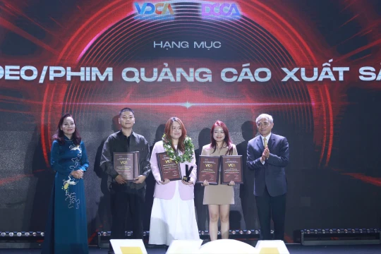 Ông Nguyễn Minh Hồng, Chủ tịch Hội Truyền thông số Việt Nam, Trưởng Ban Tổ chức VCA 2024 và Nhà báo Hà Kim Chi trao giải cho các đề cử đạt danh hiệu Video/Phim quảng cáo xuất sắc.