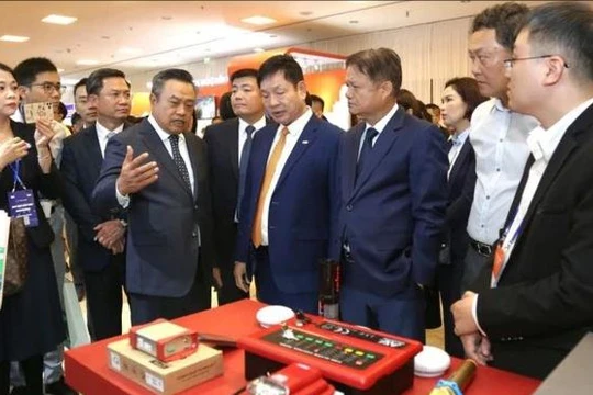 Chủ tịch Trần Sỹ Thanh trao đổi với các chuyên gia tại một hội nghị quốc tế về ứng dụng công nghệ xây dựng TP. thông minh.