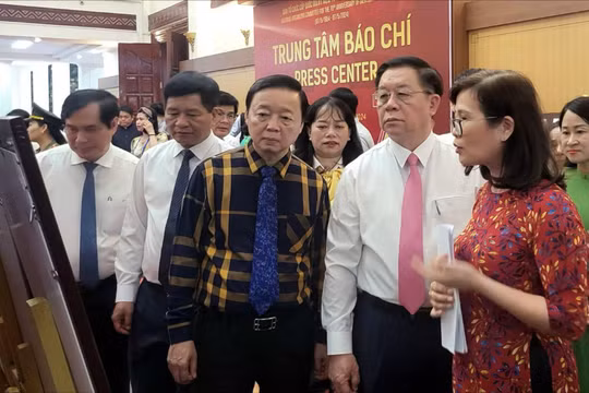 Ông Nguyễn Trọng Nghĩa - Bí thư Trung ương Đảng, Trưởng ban Tuyên giáo Trung ương và Phó Thủ tướng Chính phủ Trần Hồng Hà tham quan Khu trưng bày các bộ tem phát hành về chủ đề Chiến thắng Điện Biên Phủ.