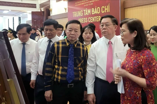 Ông Nguyễn Trọng Nghĩa - Bí thư Trung ương Đảng, Trưởng ban Tuyên giáo Trung ương và Phó Thủ tướng Chính phủ Trần Hồng Hà tham quan Khu trưng bày các bộ tem phát hành về chủ đề Chiến thắng Điện Biên Phủ.