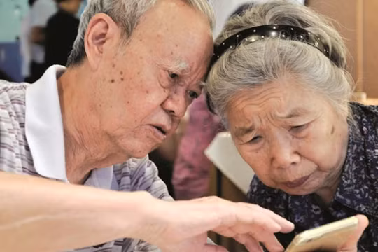 Google cho biết, người trong nhóm tuổi trên 55 đặc biệt dễ bị tổn thương, với 49% số người đã từng bị lừa đảo trực tuyến.