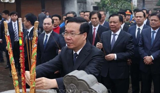 Chủ tịch nước Võ Văn Thưởng dâng hương tại Di tích quốc gia đặc biệt Cổ Loa.