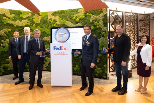 Các quan chức của Singapore và đại diện FedEx tại lễ khai trương