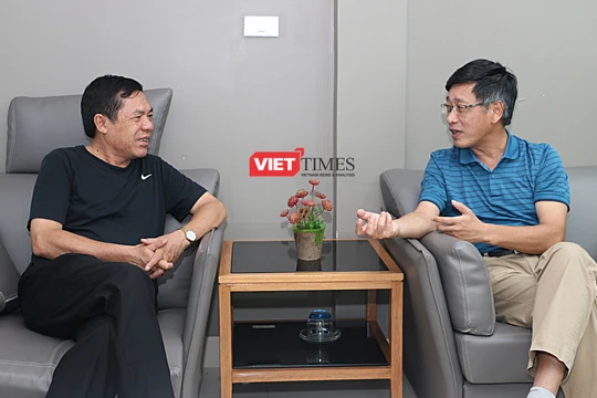 TS Đỗ Lê Chi (phải) trong một cuộc phỏng vấn với nhà báo Lê Thọ Bình