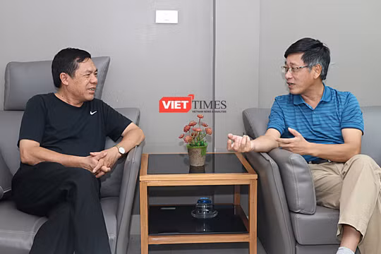TS Đỗ Lê Chi (phải) trong một cuộc phỏng vấn với nhà báo Lê Thọ Bình
