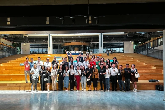 Nhân viên VNG chụp ảnh lưu niệm với đoàn công tác SVDCA